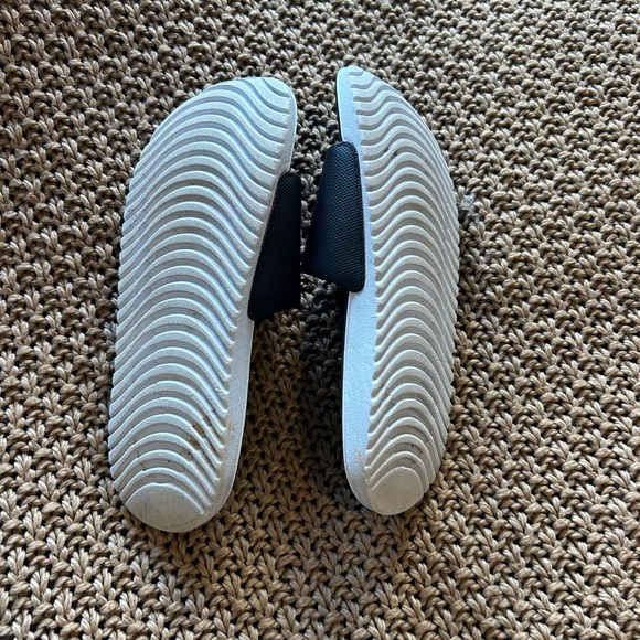 Nike Black and Pink Women's Slippers - Picture 2 of 3